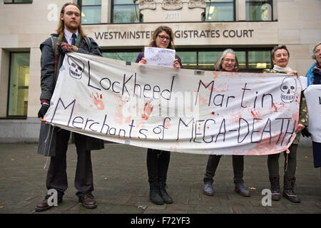 Londra, Regno Unito. 24 Novembre, 2015. Anti-commercio di armi gli attivisti protestare fuori Westminster Magistrates Court in solidarietà con una infermiera in pensione che compaiono in tribunale il seguente schizzo di un sangue-colorante colorato al di fuori di Lockheed Martin's HQ durante il DSEI fiera degli armamenti che si tiene nel mese di settembre. Credito: Mark Kerrison/Alamy Live News Foto Stock