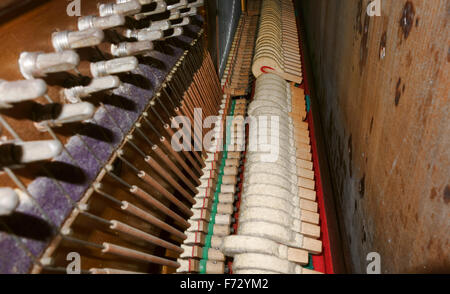 All'interno di pianoforte, martello colpendo le stringhe Foto Stock