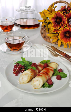 Frittelle di ricotta con sciroppo di lampone Foto Stock