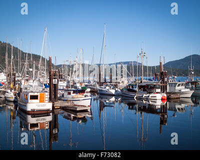 La pesca del tonno barche, salmone barche da pesca ed altre imbarcazioni ormeggiate presso i pescatori's Wharf in Cowichan Bay, BC, Canada. Foto Stock