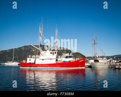 La pesca del tonno barche, salmone barche da pesca ed altre imbarcazioni ormeggiate presso i pescatori's Wharf in Cowichan Bay, BC, Canada. Foto Stock