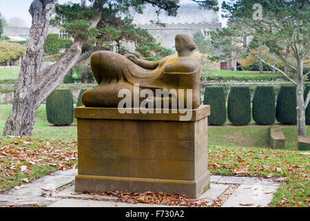 Henry Moore scultura di Dartington Hall giardini dedicati alla memoria di Christopher Martin, il primo amministratore di arti Foto Stock