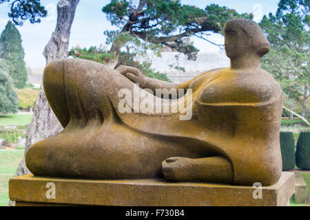 Henry Moore scultura di Dartington Hall giardini dedicati alla memoria di Christopher Martin, il primo amministratore di arti Foto Stock