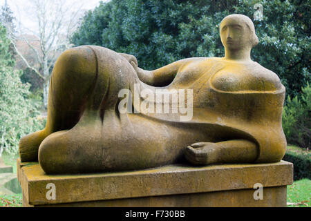 Henry Moore scultura di Dartington Hall giardini dedicati alla memoria di Christopher Martin, il primo amministratore di arti Foto Stock