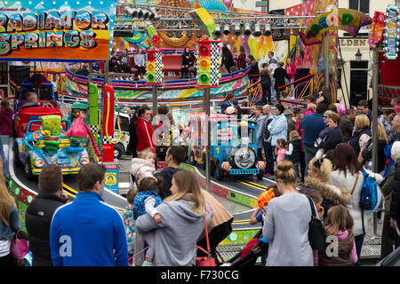 Occupato i bambini giostre presso la fiera di Pentecoste Richmond North Yorkshire England Regno Unito Foto Stock