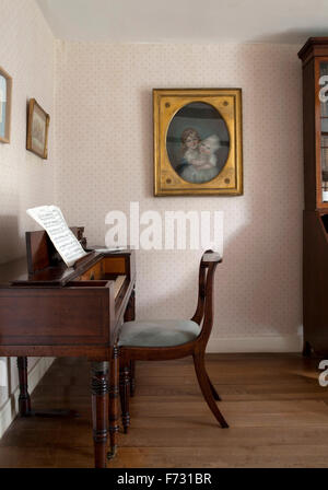 Periodo pianoforte nella sala della musica a Jane Austen's House di Chawton, Hapshire, UK. Foto Stock