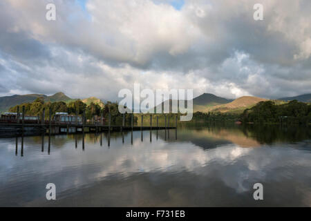 Vista di attracco e di riflessioni sulla Derwent Water, Keswick, Lake District, Cumbria, England, Regno Unito Foto Stock