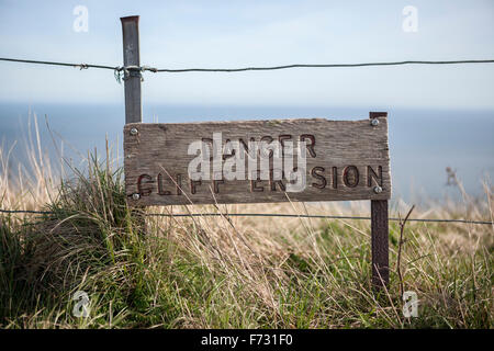 Pericolo di erosione scogliera segno di avvertimento a Beachy Head, Eastbourne, East Sussex, England, Regno Unito Foto Stock