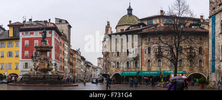 Piazza Duomo di Trento in una piovosa giornata invernale Foto Stock