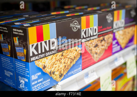 Confezioni di tipo Bar in un negozio a New York Martedì, Novembre 17, 2015. Tipo recentemente riportato che ridurrà l aggiunta di zucchero nella sua originale sette sapori di frutta e barre di dado. (© Richard B. Levine) Foto Stock