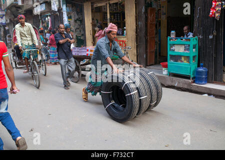 Dacca in Bangladesh. 24 Novembre, 2015. Un lavoro tenendo il pneumatico dal negozio al cliente consegna a Dhaka il 25 novembre 2015. Credito: zakir hossain chowdhury zakir/Alamy Live News Foto Stock