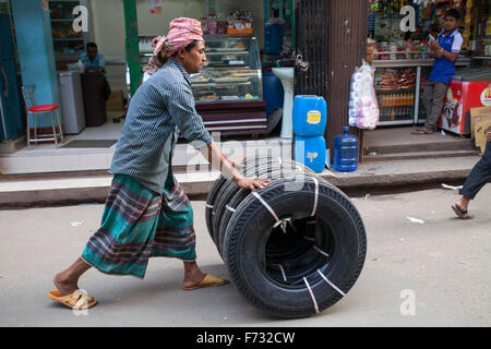 Dacca in Bangladesh. 24 Novembre, 2015. Un lavoro tenendo il pneumatico dal negozio al cliente consegna a Dhaka il 25 novembre 2015. Credito: zakir hossain chowdhury zakir/Alamy Live News Foto Stock