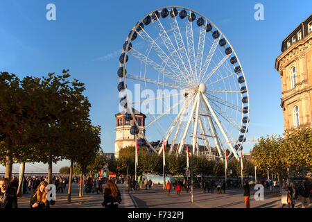 Ruota panoramica Ferris nella città vecchia di Dusseldorf Foto Stock