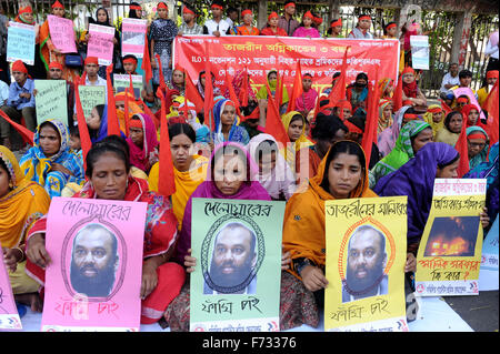 Dacca in Bangladesh. 24 Novembre, 2015. Gli indumenti lavoratore e Tazreen Mode fire vittime di incidenti chiedono il risarcimento per le famiglie delle vittime e dei sopravvissuti e desidera che la punizione dei responsabili sul terzo anniversario di fronte press club di Dhaka il 23 novembre 2015. Il 24 novembre 2012, oltre 120 persone bruciate a morte dopo essere rimasto intrappolato dietro al bloccato esce alla moda Tazreen fabbrica, che ha fornito i vestiti di marchi globali. In aggiunta, 300 persone sono state gravemente feriti nel fuoco. Credito: zakir hossain chowdhury zakir/Alamy Live News Foto Stock