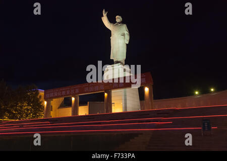 Ammira la statua di Mao TSE Tung e la Piazza del Popolo a Kashgar, regione autonoma di Xinjiang Uyghur, Cina. Foto Stock