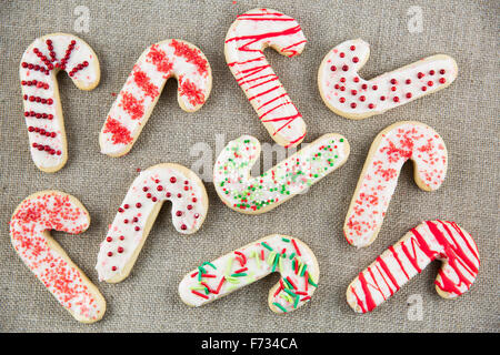 La caramella di canna di zucchero a forma di biscotti con la glassa e spruzza sul panno di lino. Foto Stock