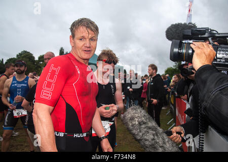 Celebrity chef Gordon Ramsay, e il figlio Jack, intervistato dopo la finitura del Jenson Button fiducia Triathlon 2015 Foto Stock