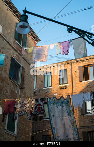 Servizio lavanderia pendenti da linee di lavaggio del quartiere di Castello, Venezia, Italia Foto Stock