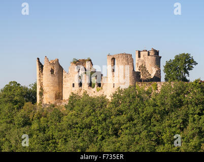 Le Château de Roussillon una rovina il castello medievale a Saint-Pierre-Lafeuille, Midi-Pirenei, Francia, Europa Foto Stock
