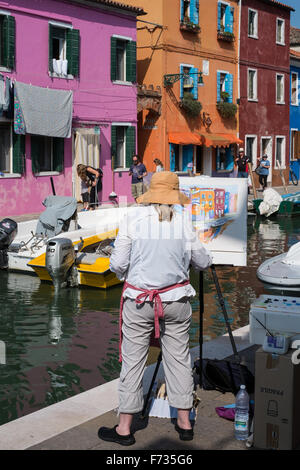 La pittura dell'artista sull'isola di Burano, Venezia, Italia. Foto Stock