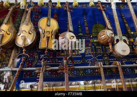 Negozio di strumenti musicali Uyghur nella città vecchia di Kashgar, regione autonoma di Xinjiang, Cina. Foto Stock