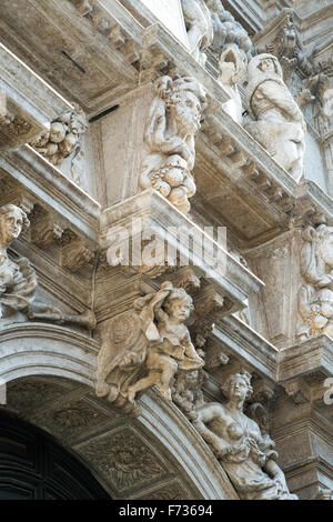 Ornano la facciata della chiesa di San Moise a Venezia , Italia Foto Stock