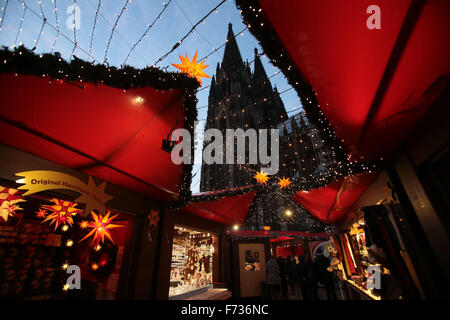 Colonia, Germania. 23 Nov, 2015. I visitatori di passeggiata tra le bancarelle del mercatino di Natale presso la cattedrale di Colonia, Germania, 23 novembre 2015. Foto: Oliver Berg/dpa/Alamy Live News Foto Stock