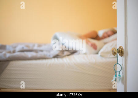 Donna bionda che dormono in un letto. Foto Stock