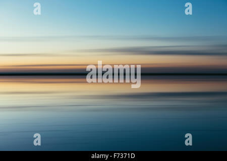 La vista attraverso il sale inondate appartamenti all'alba a Bonneville Salt Flats in Utah Foto Stock