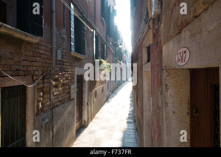 Stretta Calle o street, nel quartiere di Castello, Venezia, Italia. Foto Stock