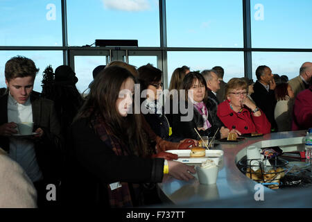 Racegoers accodamento in uno dei bar in tribuna a Ascot raceday,21 novembre 2016. Foto Stock