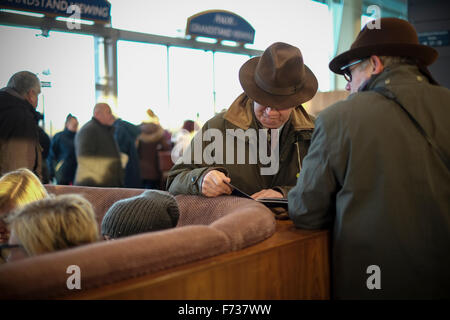 Racegoers a Ascot il giorno della gara,21 novembre 2016. Foto Stock