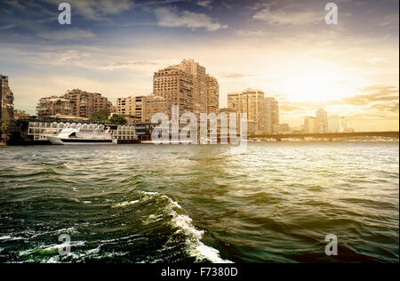 Edifici moderni di Cairo sul Nilo Foto Stock