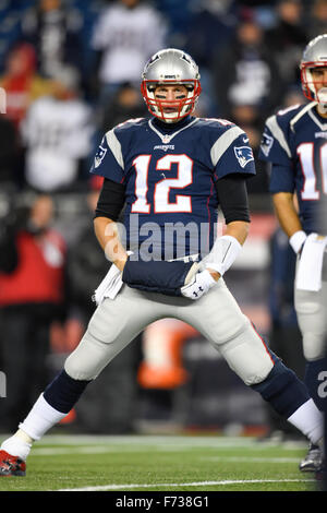 Regolamento tempo. 23 Nov, 2015. MA, USA: New England Patriots quarterback Tom Brady (12) si riscalda per la National Football League tra le fatture della Buffalo e il New England Patriots tenutosi a Gillette Stadium di Foxborough Massachusetts. La Nuova Inghilterra sconfigge Buffalo 20-13 nel regolamento del tempo. Eric Canha/CSM/Alamy Live News Foto Stock