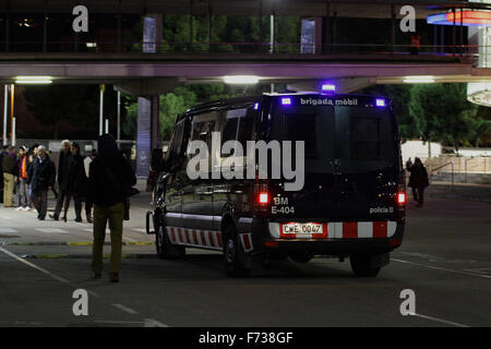 Camp Nou, Barcellona, Spagna. 24 Novembre, 2015. Champions League. Barcellona rispetto a come Roma. Polizia armata e van all'interno dello stadio motivi Credit: Azione Plus sport/Alamy Live News Foto Stock