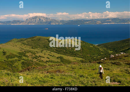 Lo stretto di Gibilterra e la costa africana del Marocco, Tarifa, Cadice provincia, regione dell'Andalusia, Spagna, Europa Foto Stock