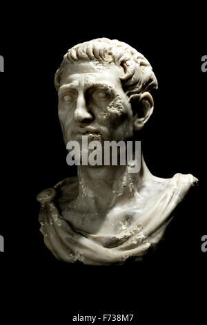 Tasto basso Fotografia di Busto di imperatore Gaio Giulio Cesare (13 luglio 100 A.C. al 15 marzo 44 BC) su sfondo nero. Foto Stock