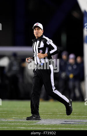 Regolamento tempo. 23 Nov, 2015. MA, USA: arbitro Gene Steratore (114) prende il campo durante la National Football League gioco tra le fatture della Buffalo e il New England Patriots tenutosi a Gillette Stadium di Foxborough Massachusetts. La Nuova Inghilterra sconfigge Buffalo 20-13 nel regolamento del tempo. Eric Canha/CSM/Alamy Live News Foto Stock