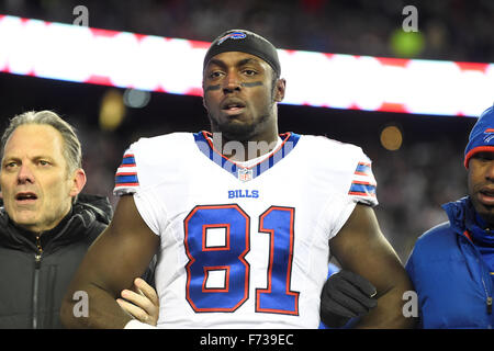 Regolamento tempo. 23 Nov, 2015. MA, USA: Buffalo Bills wide receiver Marcus Easley (81) è aiutato a spogliatoio durante la National Football League gioco tra le fatture della Buffalo e il New England Patriots tenutosi a Gillette Stadium di Foxborough Massachusetts. La Nuova Inghilterra sconfigge Buffalo 20-13 nel regolamento del tempo. Eric Canha/CSM/Alamy Live News Foto Stock