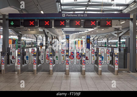 Biglietti d'ingresso alla stazione ferroviaria di London Bridge per le piattaforme, Londra Inghilterra Regno Unito Regno Unito Foto Stock