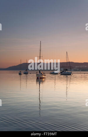 Tramonto sulle barche a vela sul lago di Windermere, Lake District, Cumbria. Regno Unito Foto Stock