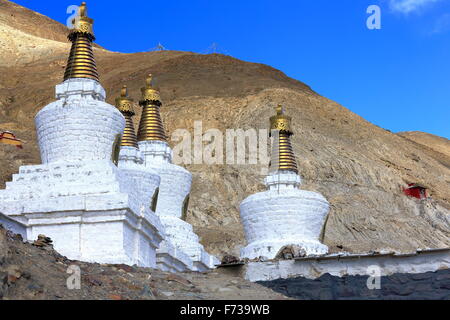 Stupa dipinte di bianco per i motivi del 1073 AD-Khon Konchog Gyalpo costruito a nord sede del suolo Sakya-Gray monastero. Il Tibet. Foto Stock