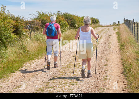 Trekking senior a Ditchling Beacon sulla South Downs Way, il South Downs National Park East Sussex Inghilterra Regno Unito Foto Stock