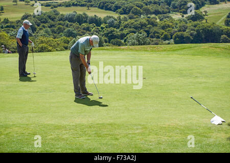 Golfisti Seniores giocando a Pyecombe Golf Club, West Sussex England Regno Unito Regno Unito Foto Stock