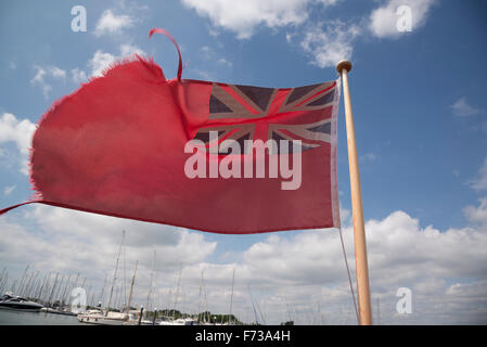 Red Ensign bandiera sulla poppa di una barca di civili in Lymington Foto Stock