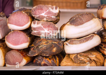 Pancetta Affumicata conserve di carne di maiale in una strada del mercato Foto Stock