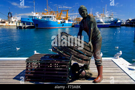 Statua di bronzo di pescatore in Fremantle porto di pescatori, vicino a Perth, Western Australia. Foto Stock