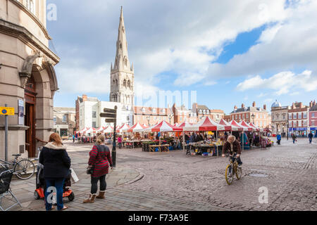 Market Place, nella città mercato di Newark on Trent, Nottinghamshire, Inghilterra, Regno Unito con St Mary Magdalene Church in background. Foto Stock