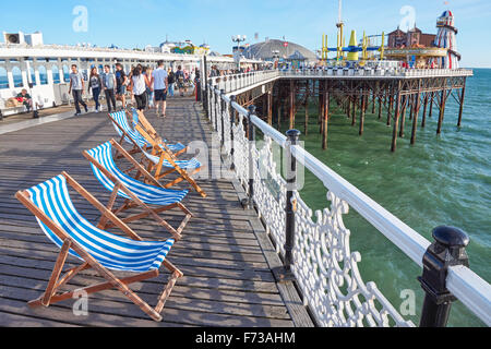 Sedie a sdraio sul molo di Brighton, East Sussex England Regno Unito Regno Unito Foto Stock