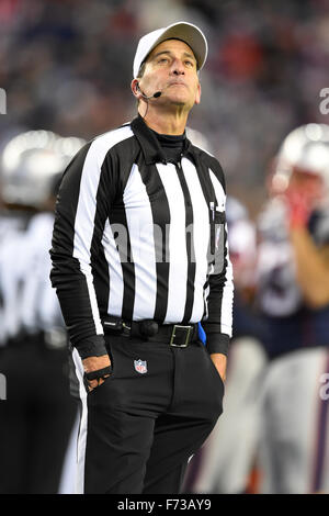 Regolamento tempo. 23 Nov, 2015. MA, USA: arbitro Gene Steratore (114) sorge sul campo durante la National Football League gioco tra le fatture della Buffalo e il New England Patriots tenutosi a Gillette Stadium di Foxborough Massachusetts. La Nuova Inghilterra sconfigge Buffalo 20-13 nel regolamento del tempo. Eric Canha/CSM/Alamy Live News Foto Stock